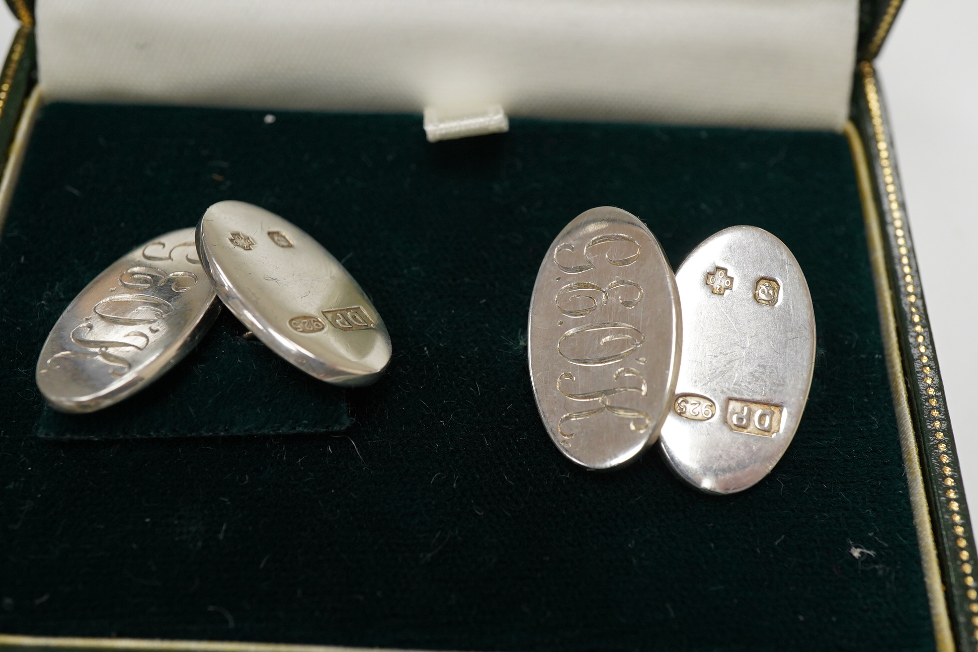 Two modern silver money clips, Michael D. Hillier, Dublin, 1985 and Douglas Pell Silverware, London, 2004, together with three assorted pairs of modern silver oval cufflinks and a similar 925 pair.